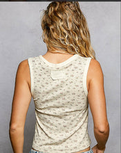 Load image into Gallery viewer, Round-neck slim-fit sleeveless knit top
